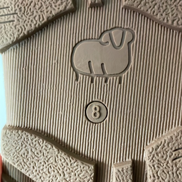 Women's LAMO ESSENTIALS fur lined boots with velcro closure. Size 8. New - Picture 8 of 8